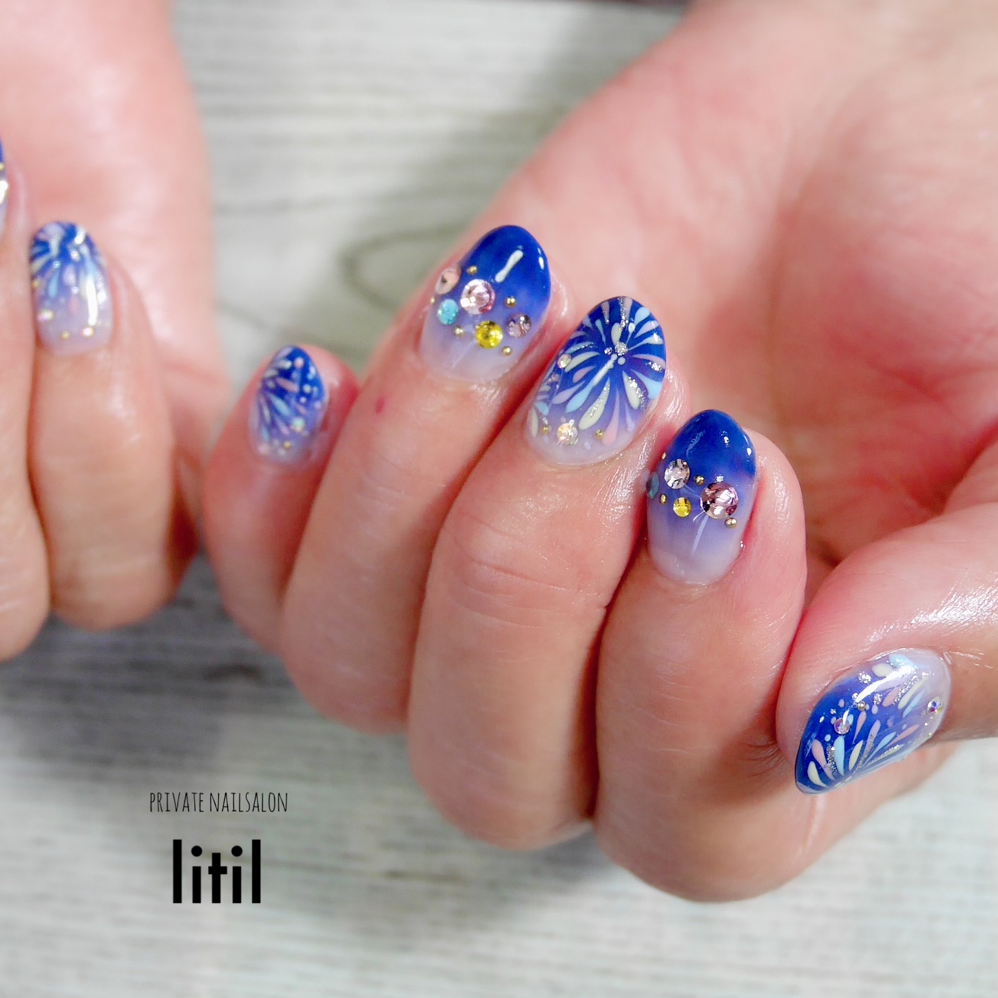 青の海をイメージしたアートネイル